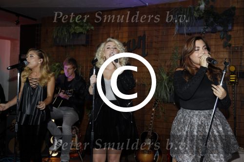 Amsterdam 30 september 2016
cd presentatie O\'GENE in de amsterdam toren . Marco Borsato reikt hem uit.
O\'G3NE