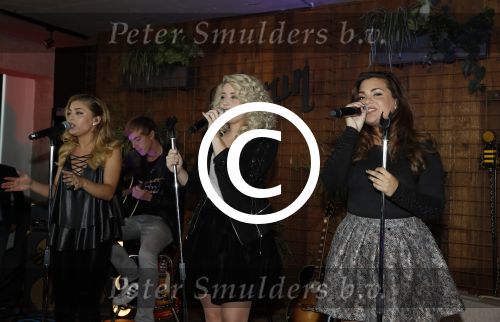 Amsterdam 30 september 2016
cd presentatie O\'GENE in de amsterdam toren . Marco Borsato reikt hem uit.
O\'G3NE