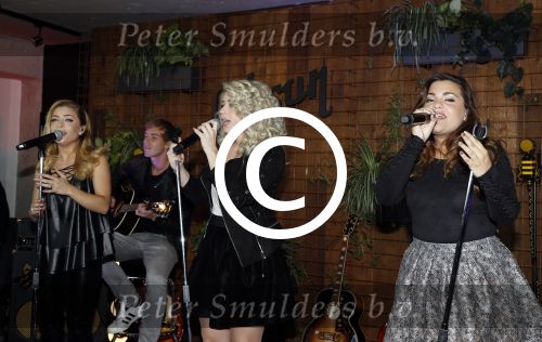Amsterdam 30 september 2016
cd presentatie O\'GENE in de amsterdam toren . Marco Borsato reikt hem uit.
O\'G3NE