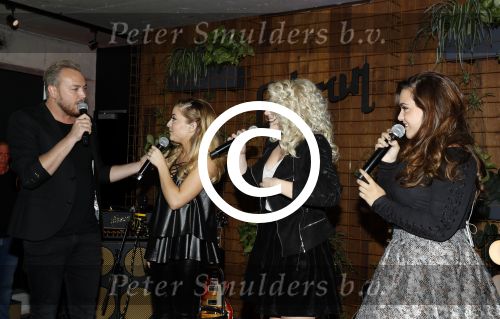 Amsterdam 30 september 2016
cd presentatie O\'GENE in de amsterdam toren . Marco Borsato reikt hem uit.
O\'G3NE