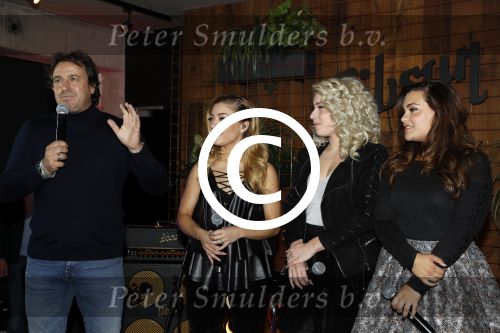 Amsterdam 30 september 2016
cd presentatie O\'GENE in de amsterdam toren . Marco Borsato reikt hem uit.
O\'G3NE