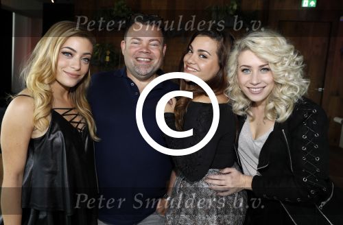Amsterdam 30 september 2016
cd presentatie O\'GENE in de amsterdam toren . Marco Borsato reikt hem uit. O\'GENE met hun vader
O\'G3NE