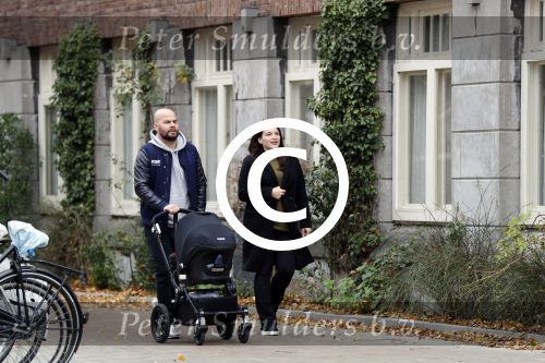 Amsterdam 30 november 2016
Oscar Aerts en zijn vriendin met de kinderwagen / baby in amsterdam zuid