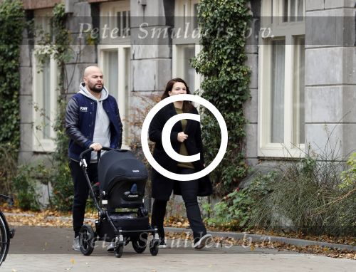 Amsterdam 30 november 2016
Oscar Aerts en zijn vriendin met de kinderwagen / baby in amsterdam zuid