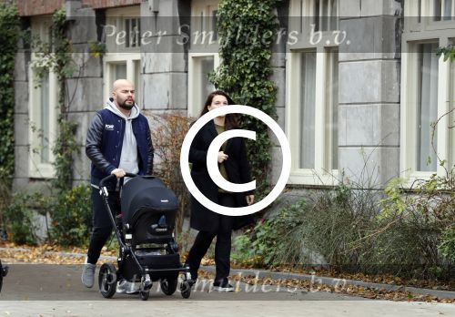 Amsterdam 30 november 2016
Oscar Aerts en zijn vriendin met de kinderwagen / baby in amsterdam zuid