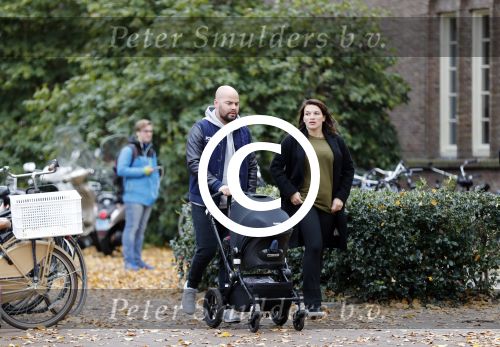Amsterdam 30 november 2016
Oscar Aerts en zijn vriendin met de kinderwagen / baby in amsterdam zuid