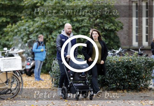 Amsterdam 30 november 2016
Oscar Aerts en zijn vriendin met de kinderwagen / baby in amsterdam zuid