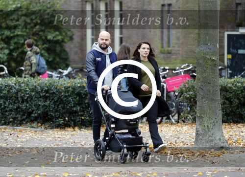 Amsterdam 30 november 2016
Oscar Aerts en zijn vriendin met de kinderwagen / baby in amsterdam zuid