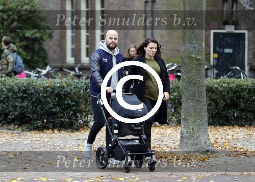 Amsterdam 30 november 2016
Oscar Aerts en zijn vriendin met de kinderwagen / baby in amsterdam zuid