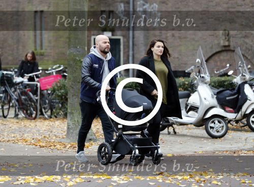 Amsterdam 30 november 2016
Oscar Aerts en zijn vriendin met de kinderwagen / baby in amsterdam zuid
