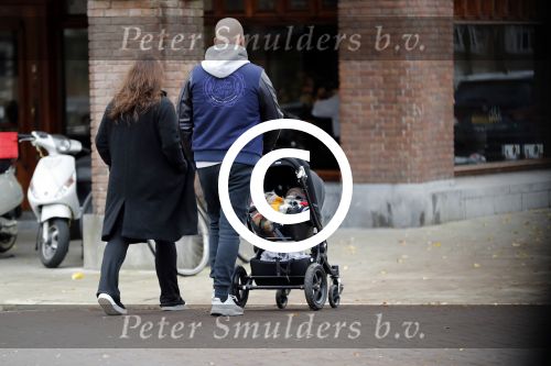 Amsterdam 30 november 2016
Oscar Aerts en zijn vriendin met de kinderwagen / baby in amsterdam zuid