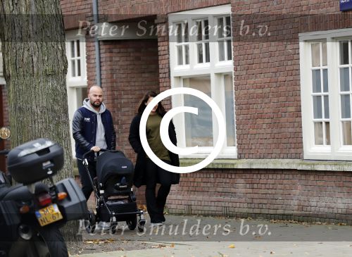 Amsterdam 30 november 2016
Oscar Aerts en zijn vriendin met de kinderwagen / baby in amsterdam zuid