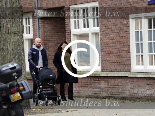 Amsterdam 30 november 2016
Oscar Aerts en zijn vriendin met de kinderwagen / baby in amsterdam zuid