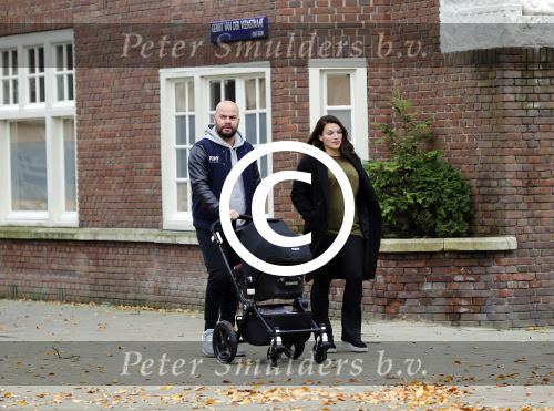 Amsterdam 30 november 2016
Oscar Aerts en zijn vriendin met de kinderwagen / baby in amsterdam zuid