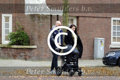 Amsterdam 30 november 2016
Oscar Aerts en zijn vriendin met de kinderwagen / baby in amsterdam zuid