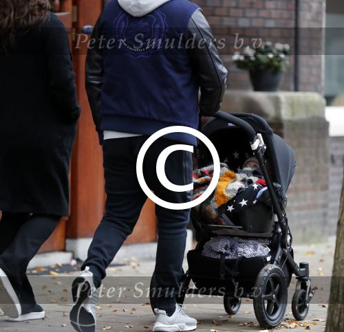 Amsterdam 30 november 2016
Oscar Aerts en zijn vriendin met de kinderwagen / baby in amsterdam zuid