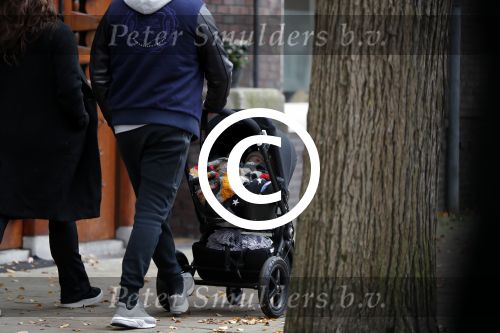 Amsterdam 30 november 2016
Oscar Aerts en zijn vriendin met de kinderwagen / baby in amsterdam zuid