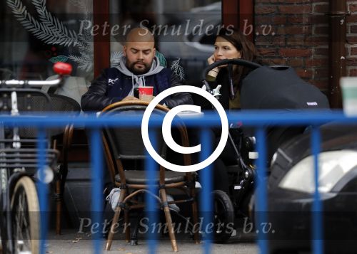 Amsterdam 30 november 2016
Oscar Aerts en zijn vriendin met de kinderwagen / baby in amsterdam zuid