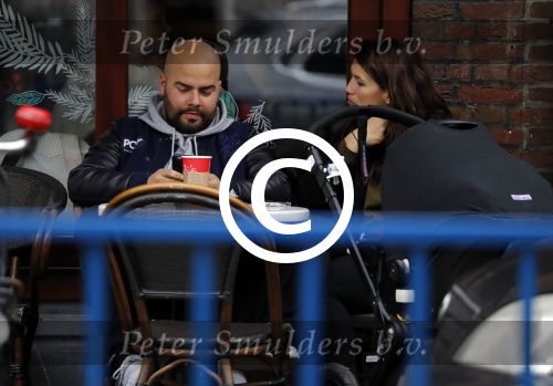 Amsterdam 30 november 2016
Oscar Aerts en zijn vriendin met de kinderwagen / baby in amsterdam zuid