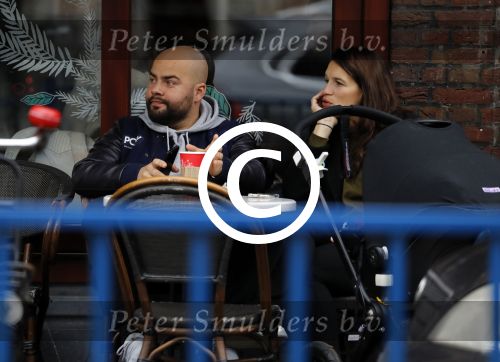 Amsterdam 30 november 2016
Oscar Aerts en zijn vriendin met de kinderwagen / baby in amsterdam zuid