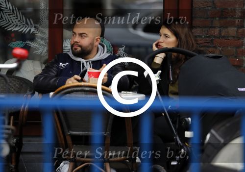 Amsterdam 30 november 2016
Oscar Aerts en zijn vriendin met de kinderwagen / baby in amsterdam zuid