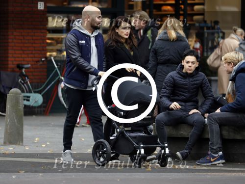 Amsterdam 30 november 2016
Oscar Aerts en zijn vriendin met de kinderwagen / baby in amsterdam zuid