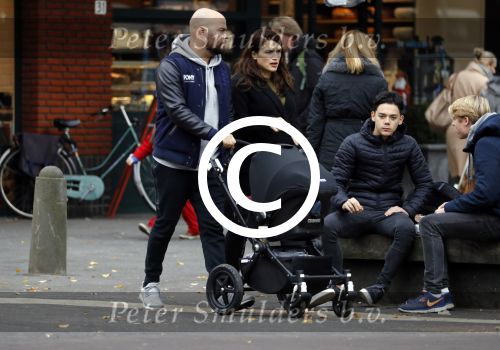 Amsterdam 30 november 2016
Oscar Aerts en zijn vriendin met de kinderwagen / baby in amsterdam zuid