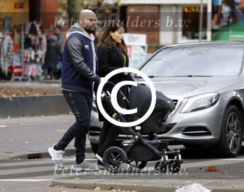 Amsterdam 30 november 2016
Oscar Aerts en zijn vriendin met de kinderwagen / baby in amsterdam zuid
