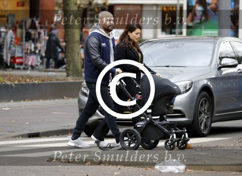 Amsterdam 30 november 2016
Oscar Aerts en zijn vriendin met de kinderwagen / baby in amsterdam zuid