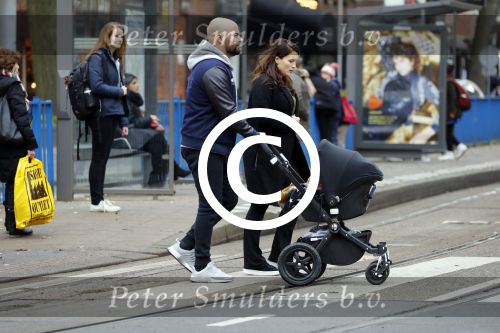 Amsterdam 30 november 2016
Oscar Aerts en zijn vriendin met de kinderwagen / baby in amsterdam zuid