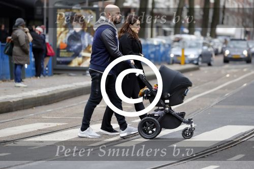 Amsterdam 30 november 2016
Oscar Aerts en zijn vriendin met de kinderwagen / baby in amsterdam zuid