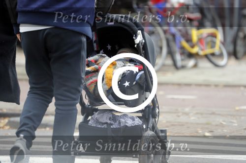 Amsterdam 30 november 2016
Oscar Aerts en zijn vriendin met de kinderwagen / baby in amsterdam zuid