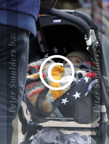 Amsterdam 30 november 2016
Oscar Aerts en zijn vriendin met de kinderwagen / baby in amsterdam zuid