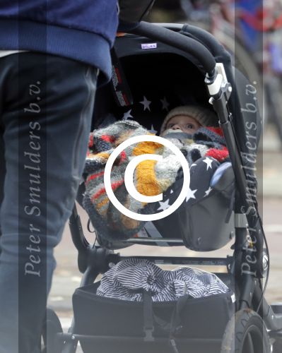 Amsterdam 30 november 2016
Oscar Aerts en zijn vriendin met de kinderwagen / baby in amsterdam zuid