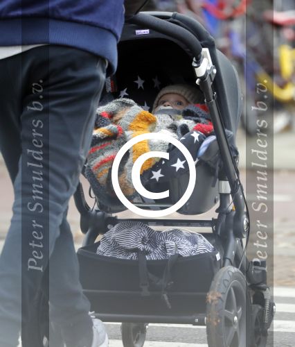 Amsterdam 30 november 2016
Oscar Aerts en zijn vriendin met de kinderwagen / baby in amsterdam zuid