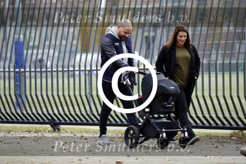 Amsterdam 30 november 2016
Oscar Aerts en zijn vriendin met de kinderwagen / baby in amsterdam zuid