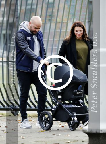 Amsterdam 30 november 2016
Oscar Aerts en zijn vriendin met de kinderwagen / baby in amsterdam zuid