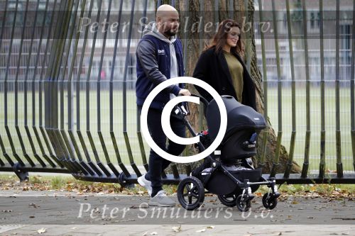 Amsterdam 30 november 2016
Oscar Aerts en zijn vriendin met de kinderwagen / baby in amsterdam zuid