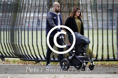 Amsterdam 30 november 2016
Oscar Aerts en zijn vriendin met de kinderwagen / baby in amsterdam zuid