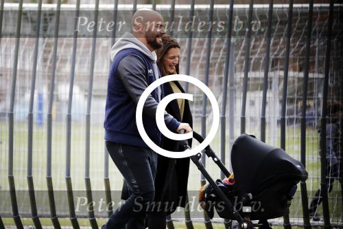 Amsterdam 30 november 2016
Oscar Aerts en zijn vriendin met de kinderwagen / baby in amsterdam zuid