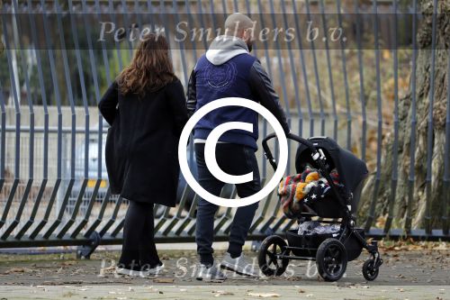 Amsterdam 30 november 2016
Oscar Aerts en zijn vriendin met de kinderwagen / baby in amsterdam zuid