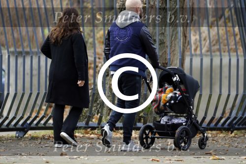 Amsterdam 30 november 2016
Oscar Aerts en zijn vriendin met de kinderwagen / baby in amsterdam zuid