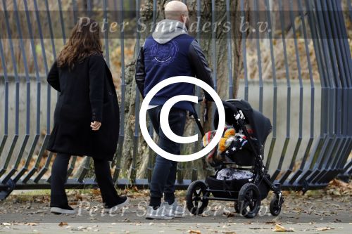 Amsterdam 30 november 2016
Oscar Aerts en zijn vriendin met de kinderwagen / baby in amsterdam zuid