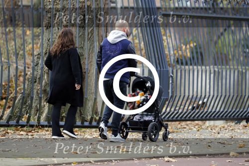 Amsterdam 30 november 2016
Oscar Aerts en zijn vriendin met de kinderwagen / baby in amsterdam zuid
