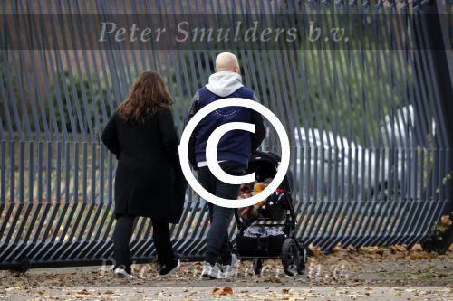 Amsterdam 30 november 2016
Oscar Aerts en zijn vriendin met de kinderwagen / baby in amsterdam zuid