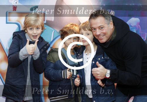 Amsterdam 10 december 2016
Premiere Sing in pathe arena. Otto Klein met zoon en vriendjes