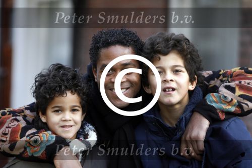 Amsterdam 9  februari 2006
Patrick Kluivert met zijn zoontjes Quincy en Justin bij school
Peter Smulders bv