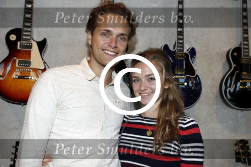 Amsterdam 30 september 2016
cd presentatie O\'GENE in de amsterdam toren . Marco Borsato reikt hem uit. Pip Pellens en Pim Wessels