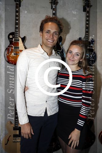 Amsterdam 30 september 2016
cd presentatie O\'GENE in de amsterdam toren . Marco Borsato reikt hem uit. Pip Pellens en Pim Wessels