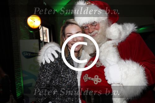 Amsterdam 7 december 2016
Sky radio Christmas tree event met oa Daphne en Emma Deckers Ronald de Boer Gers Pardoel Wilfred Genee Renate Verbaan en Bracha v Doesburgh. Fred v Leer en Manon Meijers zijn de jury. Marlayne Sahupala presenteert het geheel in het college hotel.